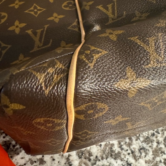 Louis Vuitton Totally MM - Zip Closure Tote - Picture 14 of 16